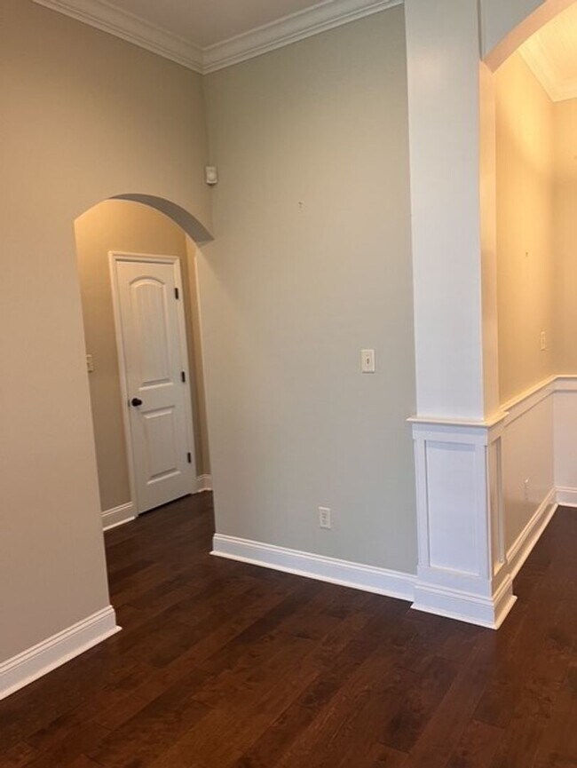 Building Photo - Crestwood S/D