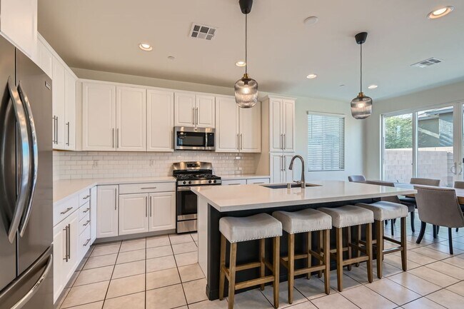 Building Photo - 4 Bed 3 Bath Luxury FURNISHED Home for Rent!