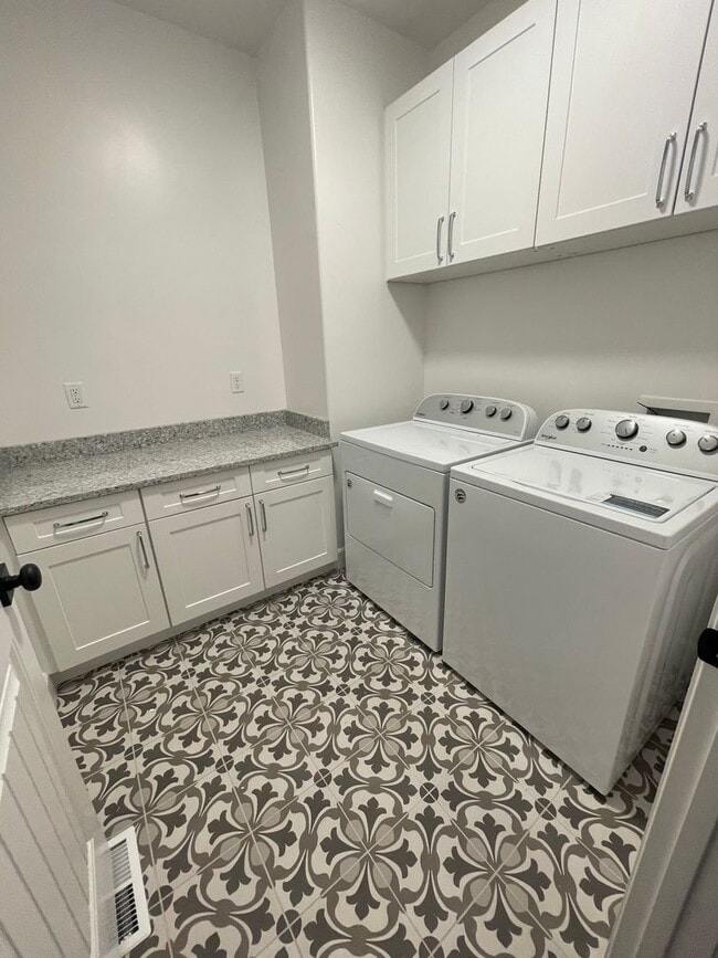 Building Photo - Italian Villages | 3-Bedroom Townhome
