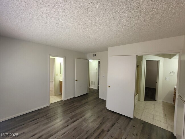 Building Photo - 1608 N Torrey Pines Dr