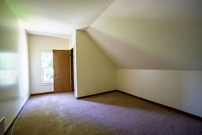 Building Photo - Available 06/01/26 - 5 Bedroom Townhouse c...