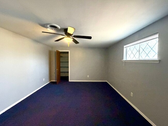 Building Photo - Impressive 5 Bedrooms & 3 full Bathroom Home