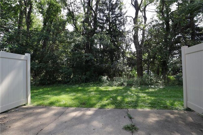 Building Photo - 604 Carriage Hill Dr