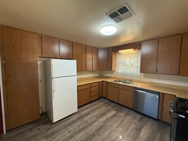 Building Photo - 334 B St