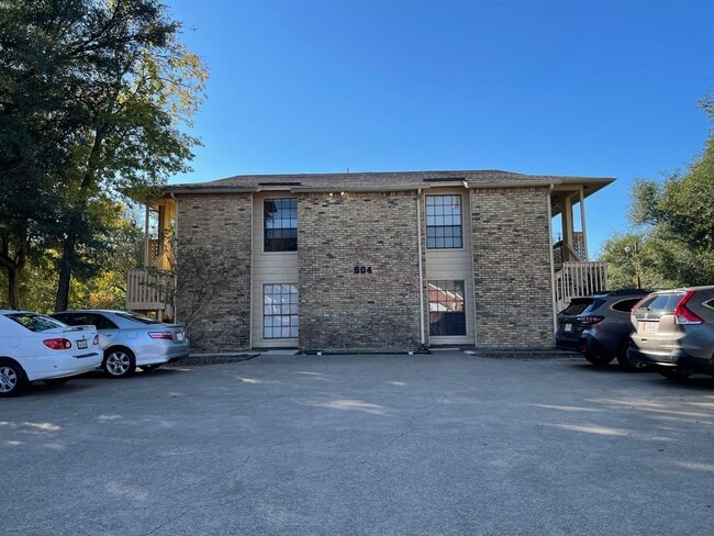 Building Photo - AVAILABLE NOW 2 BED 2 BATH APARTMENT IN EU...