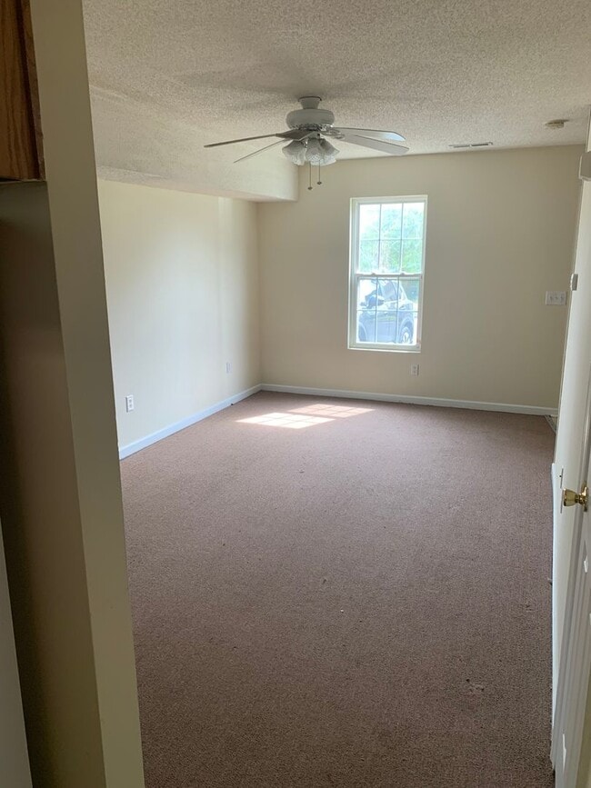Building Photo - Ideal Home Located in the City Limits