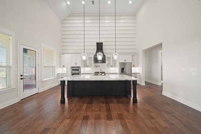 Building Photo - 8519 Lofty Pnes