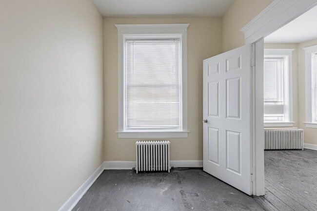 Building Photo - 758 W 71st St