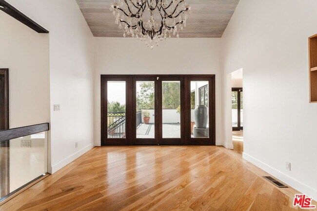 Building Photo - 1355 Bobolink Pl
