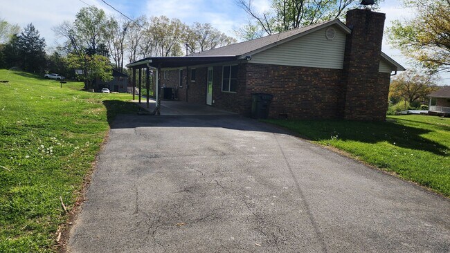 Building Photo - Large Brick Ranch near Cherokee Lake