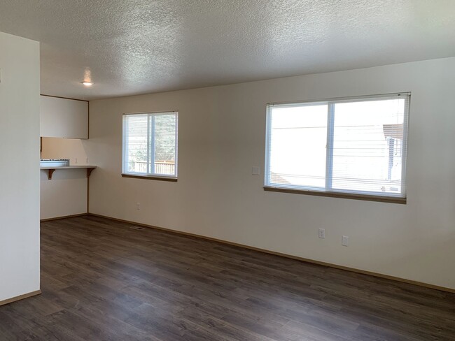 Building Photo - 3 bedroom, 2 1/2 bath home in quiet Scappo...