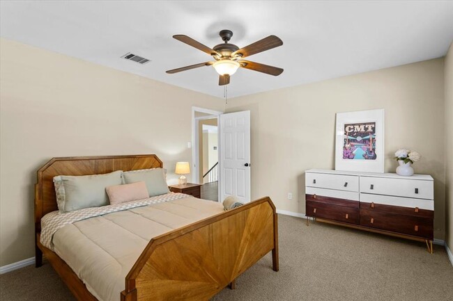Building Photo - 10116 Pinehurst Dr