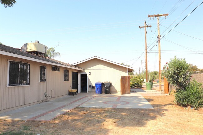 Building Photo - 400 S Crawford Ave