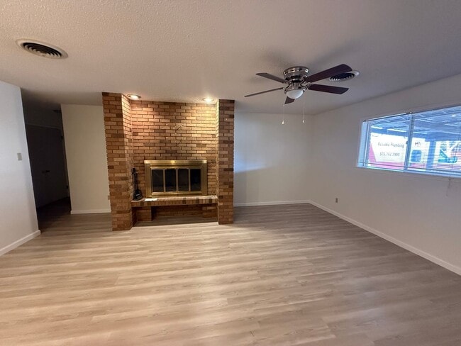 Building Photo - Newly Remodeled Big and Spacious 5 Bed Home! Huge Back Yard!