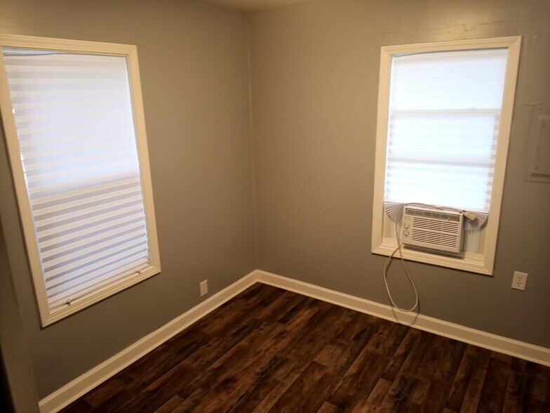 Building Photo - 303 Fleetwood Dr