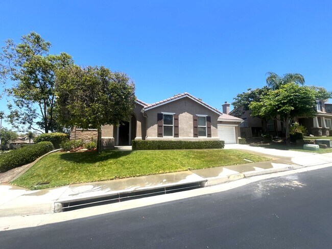 Building Photo - 3 bed, 2 bath located in Corona, CA!