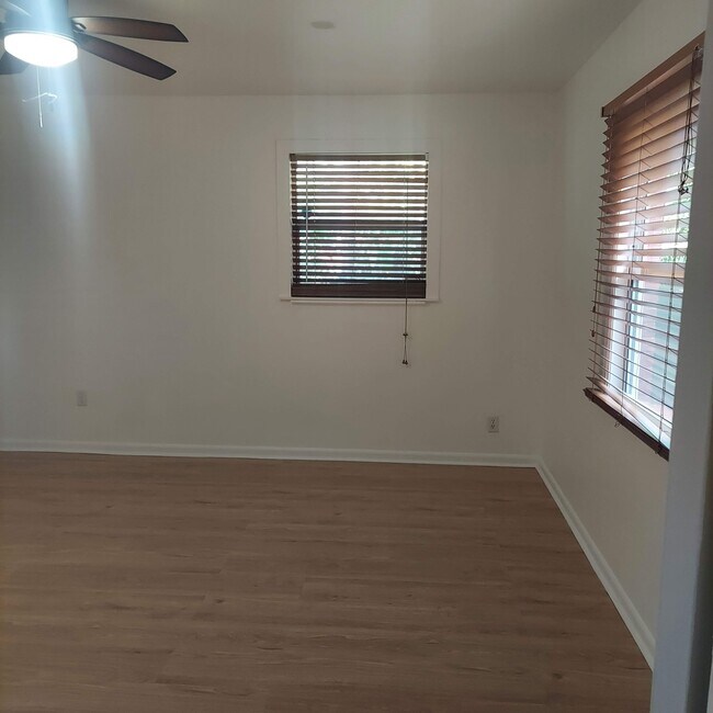 Building Photo - 927 Northern Dr
