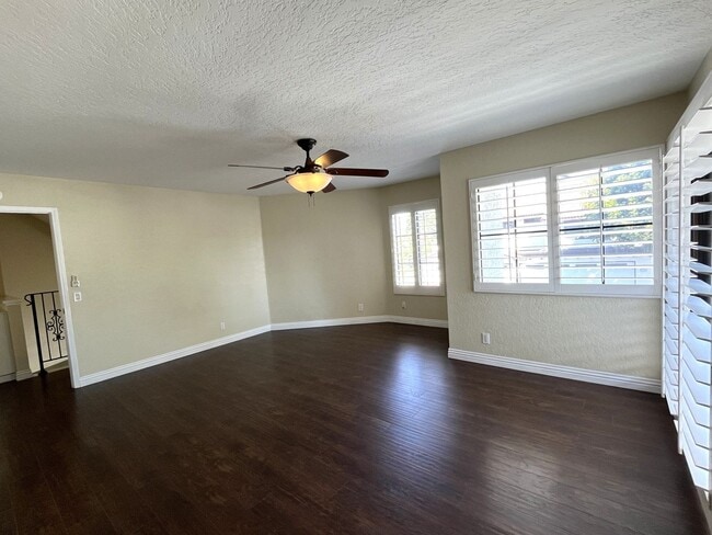 Building Photo - Spacious End Unit Home with 2 Master Suite...