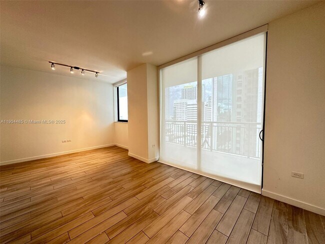 Building Photo - 999 SW 1st Ave