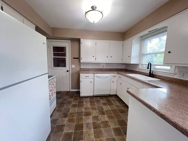 Building Photo - Byron Center Schools - Ranch Style Home!