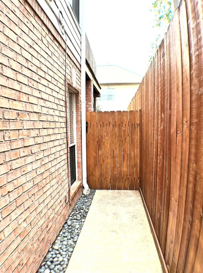 Building Photo - 913 Birdsall St