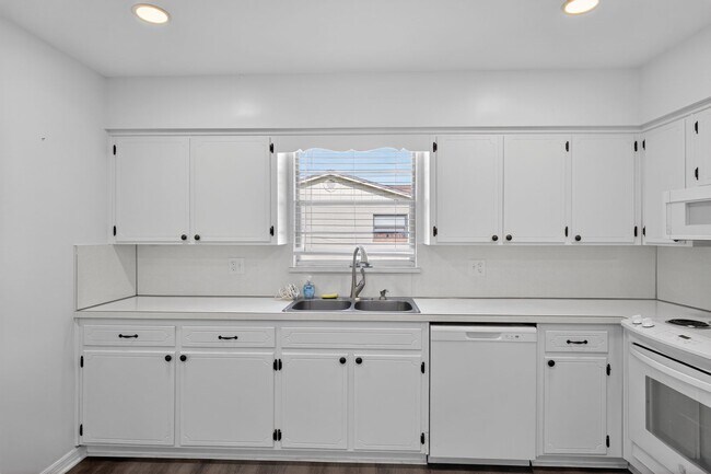 Building Photo - Home For Rent In Orange Park