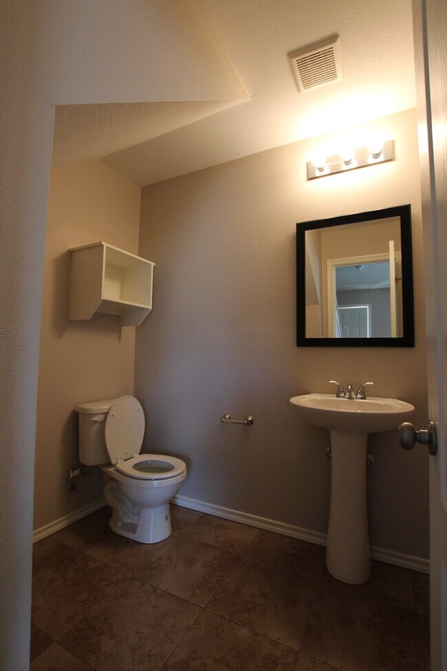 Building Photo - 1 Bedroom 1.5 Bath Townhome for Rent in Li...