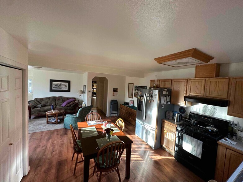 Building Photo - 3001 N Chandelle Ct