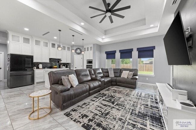 Building Photo - 29 N Queen Palm