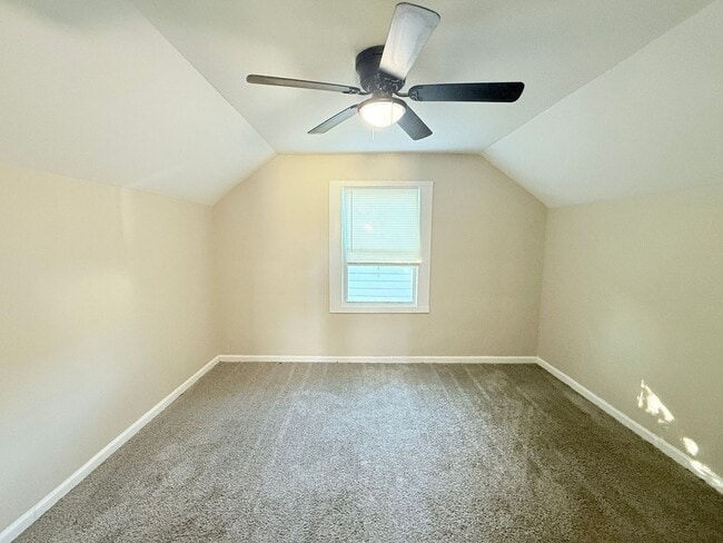 Building Photo - This beautifully updated 3-bedroom, 1-bath...
