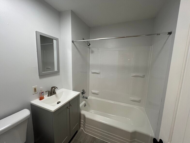 Building Photo - 6 Winsor Ave