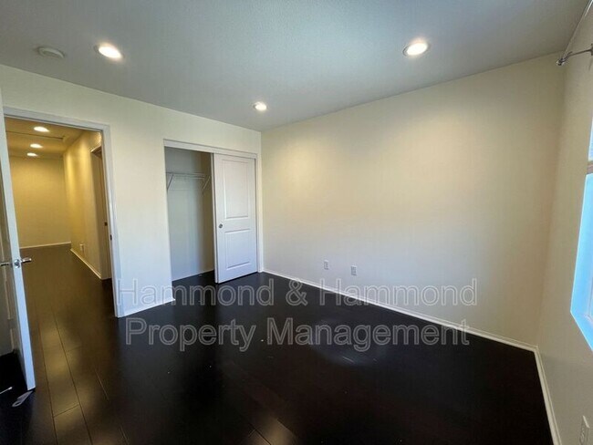 Building Photo - 3806 Cayman Ct
