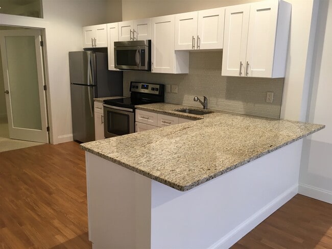 Building Photo - 875 Elm St