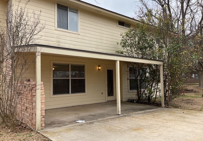 Building Photo - 1701 Tanglewood Dr