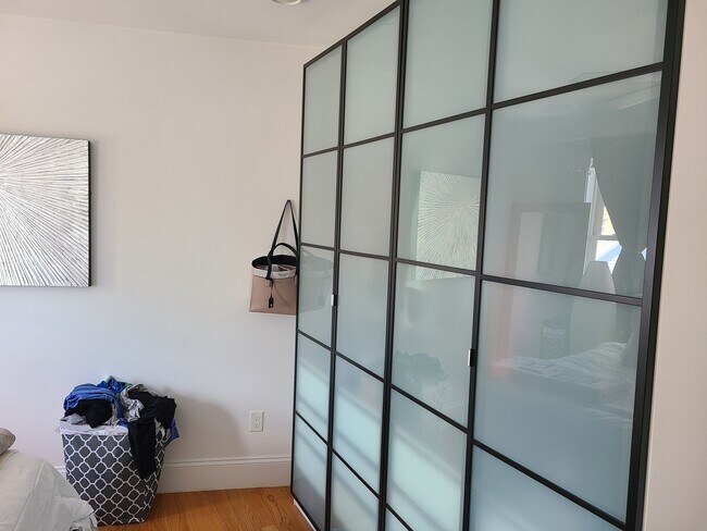 Building Photo - 10 Fern St