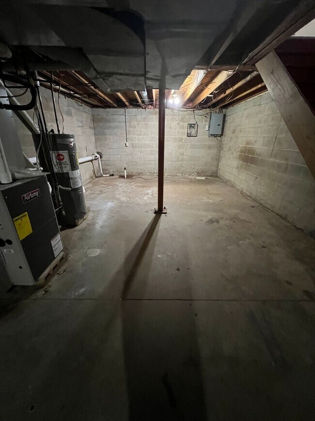 Building Photo - Stunning 4-Bedroom Townhome with Parking Spot Near Temple University! Available August 2026!