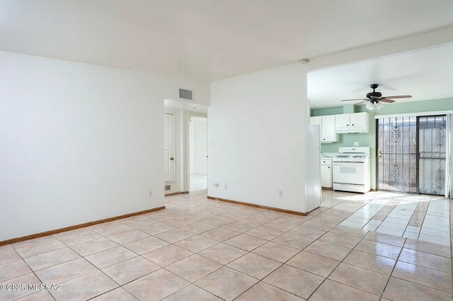 Building Photo - 803 E Holaway Dr