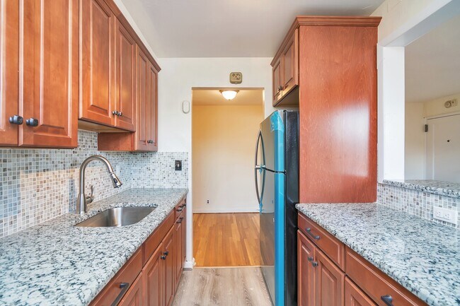 Building Photo - 2335 Hudson Terrace