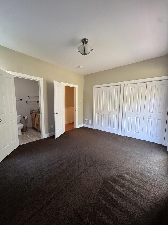 Building Photo - Single-family 3-bedroom home in a desirable neighborhood in town!