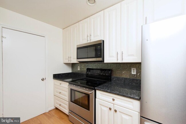 Building Photo - 3377 Lakeside View Dr