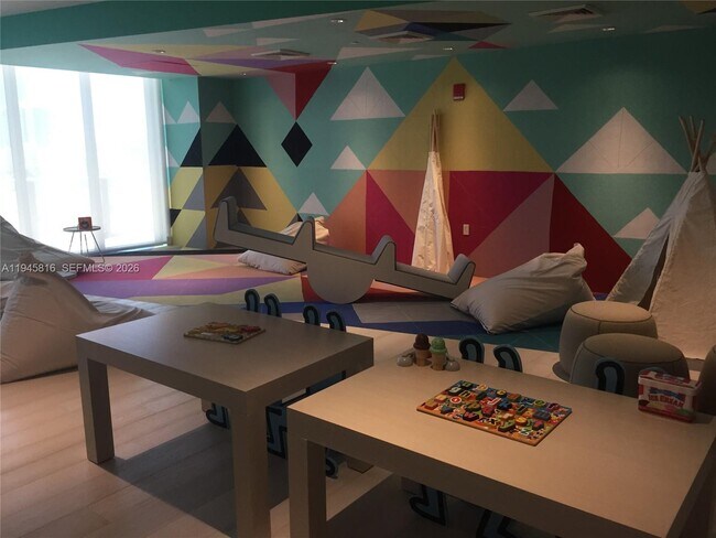 Building Photo - 121 NE 34th St