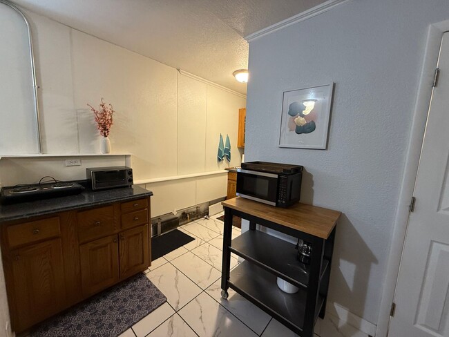 Building Photo - MOVE-IN READY Cozy Studio on South Broadway!!