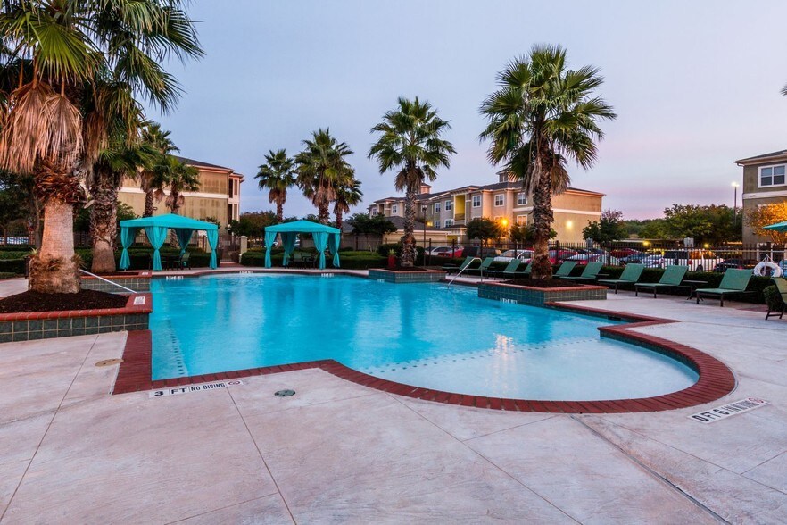 Marquis At The Rim San Antonio, TX Apartment Finder