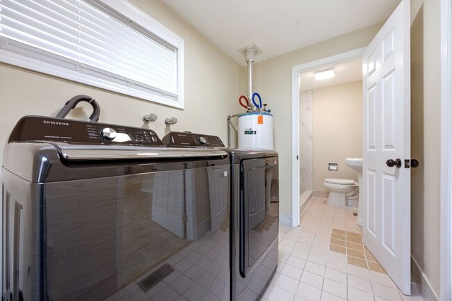 Building Photo - Spacious 5 bed/2 bath in SE Portland