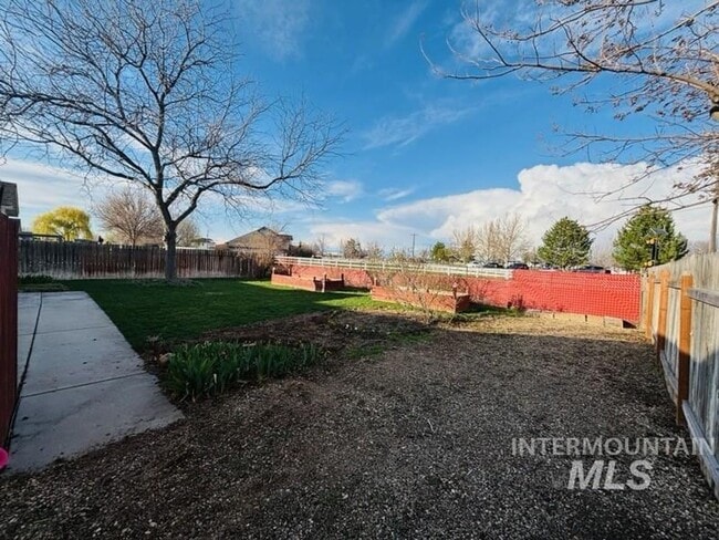 Building Photo - Welcome to this spacious 5-bedroom, 2-bathroom home in Nampa, ID