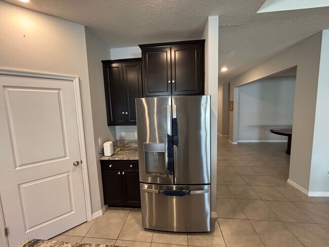 Building Photo - Large home in central Ocala location - Won't last