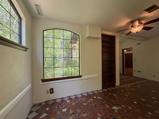 Building Photo - 3 Bed 2 Bath Home in Golfview