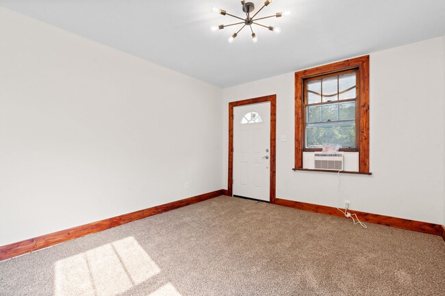 Building Photo - Newly Updated 3 Bed Home