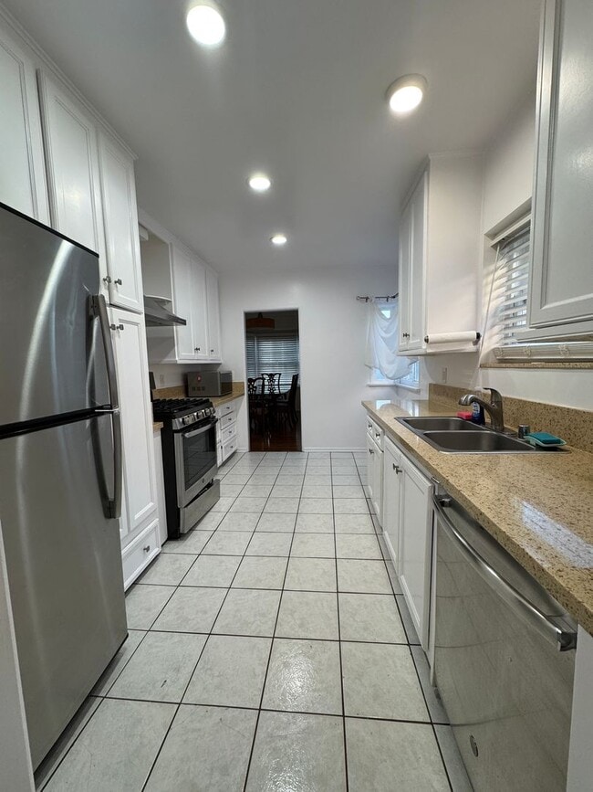 Building Photo - 3bd 2ba House