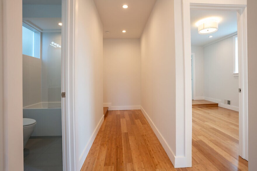 Building Photo - 1461 Thomas Ave
